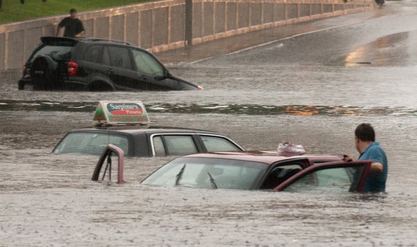 Crystal-MN-Roads-Flooding-Jun-25-2010-07_600px