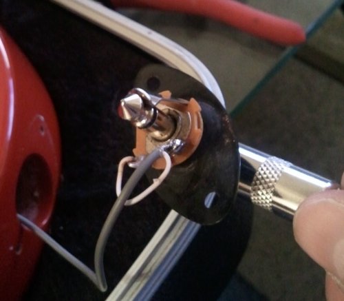 Output jack, after soldering, with plug inserted Output jack, after soldering, with plug inserted