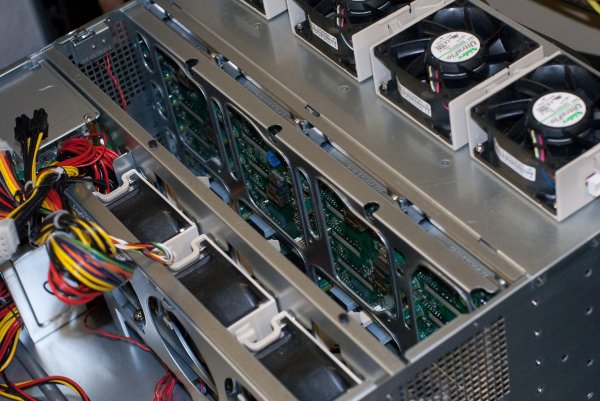 supermicro-sc847a-r1400lpb-front-drive-backplane