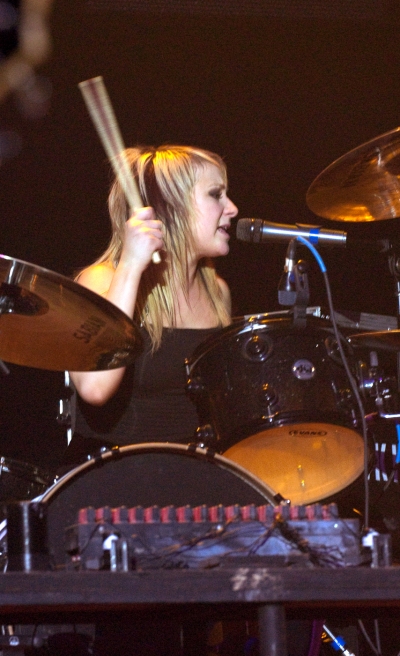 Jen Ledger of Skillet drumming and singing